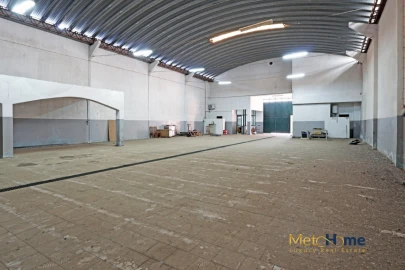 Armazém para Arrendamento em Canelas