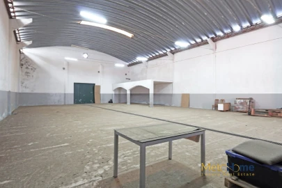 Armazém para Arrendamento em Canelas