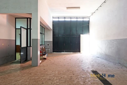 Armazém para Arrendamento em Canelas