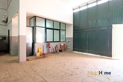 Armazém para Arrendamento em Canelas