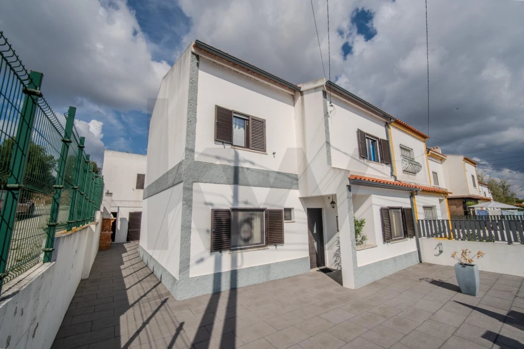 Moradia T4 para Venda em Santa Maria do Castelo e Santiago e Santa Susana Foto 1