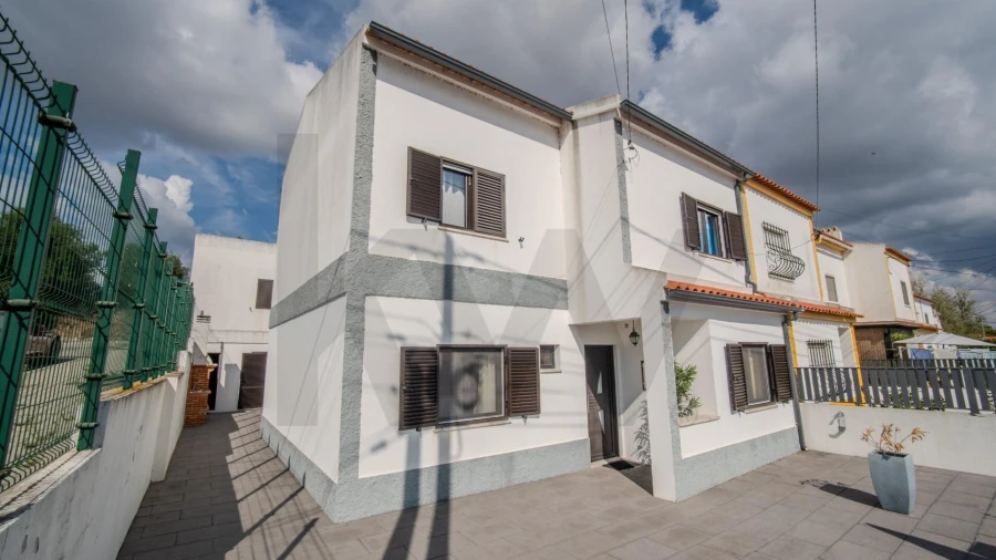Moradia T4 para Venda em Santa Maria do Castelo e Santiago e Santa Susana