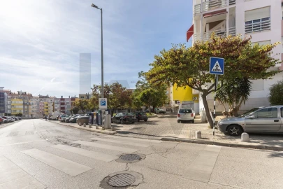 Loja para Arrendamento em Corroios