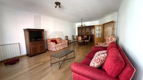 Apartamento T2 para Arrendamento em Campo de Ourique