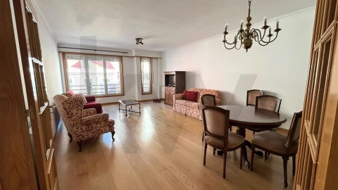 Apartamento T2 para Arrendamento em Campo de Ourique