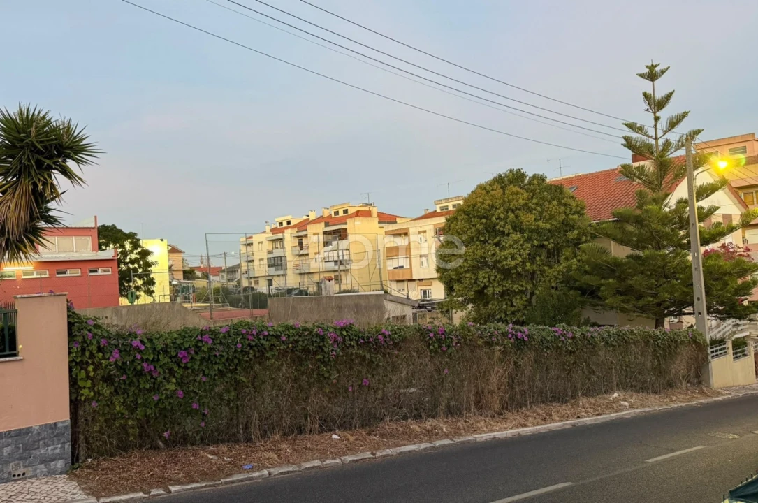 Terreno para Venda em Pontinha e Famões Foto 1