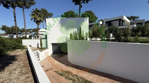Moradia T5 para Venda em Charneca de Caparica e Sobreda