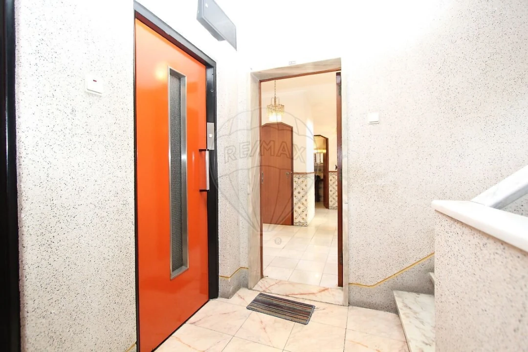 Apartamento T2 para Venda em Benfica Foto 2