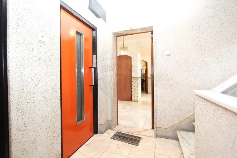 Apartamento T2 para Venda em Benfica Foto 2