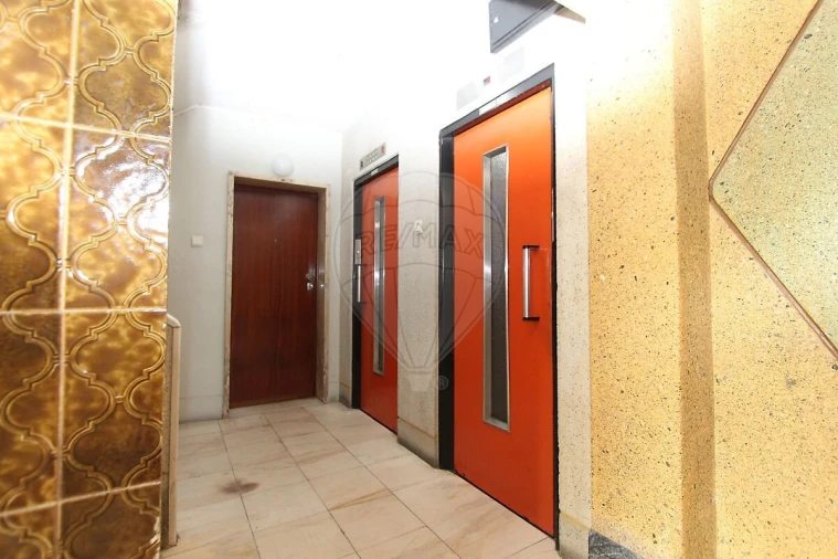 Apartamento T2 para Venda em Benfica Foto 3