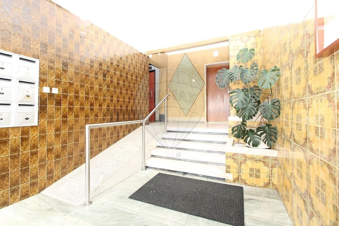 Apartamento T2 para Venda em Benfica Foto 5