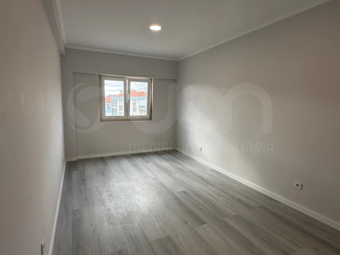 Apartamento T4 para Venda em Amora Foto 12