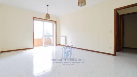 Apartamento T2 para Arrendamento em Baguim do Monte (Rio Tinto)