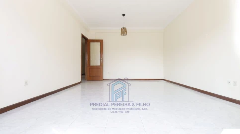 Apartamento T2 para Arrendamento em Baguim do Monte (Rio Tinto)