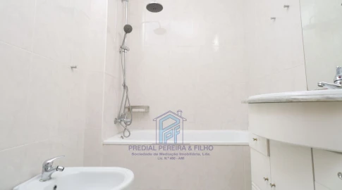 Apartamento T2 para Arrendamento em Baguim do Monte (Rio Tinto)