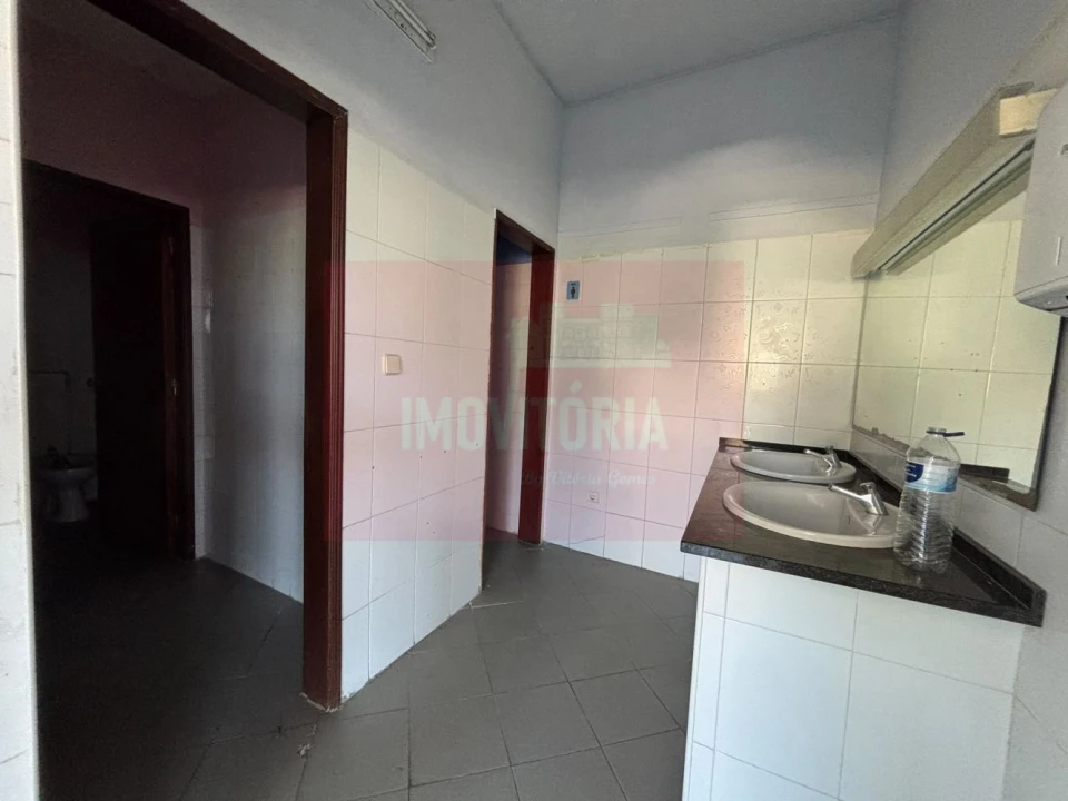 Loja para Arrendamento em Lousa Foto 10