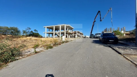 Moradia T3 para Venda em Charneca de Caparica e Sobreda