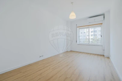 Apartamento T2 para Arrendamento em Alvalade