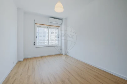 Apartamento T2 para Arrendamento em Alvalade