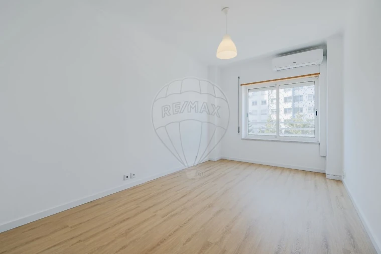 Apartamento T2 para Arrendamento em Alvalade Foto 23