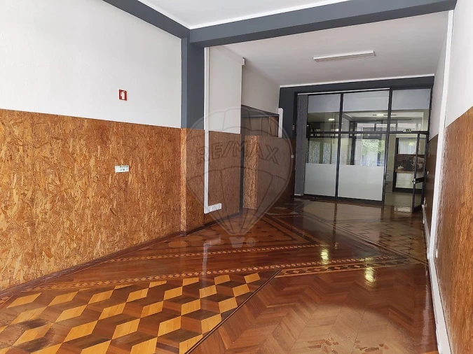 Loja para Arrendamento em São João da Madeira Foto 7