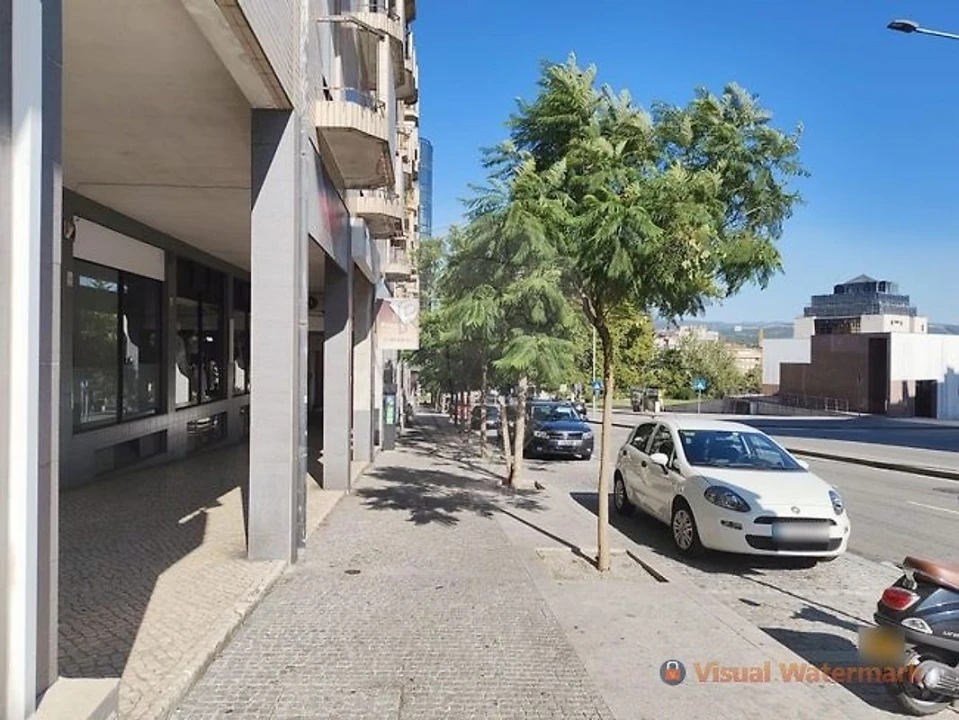 Loja para Arrendamento em São João da Madeira Foto 9