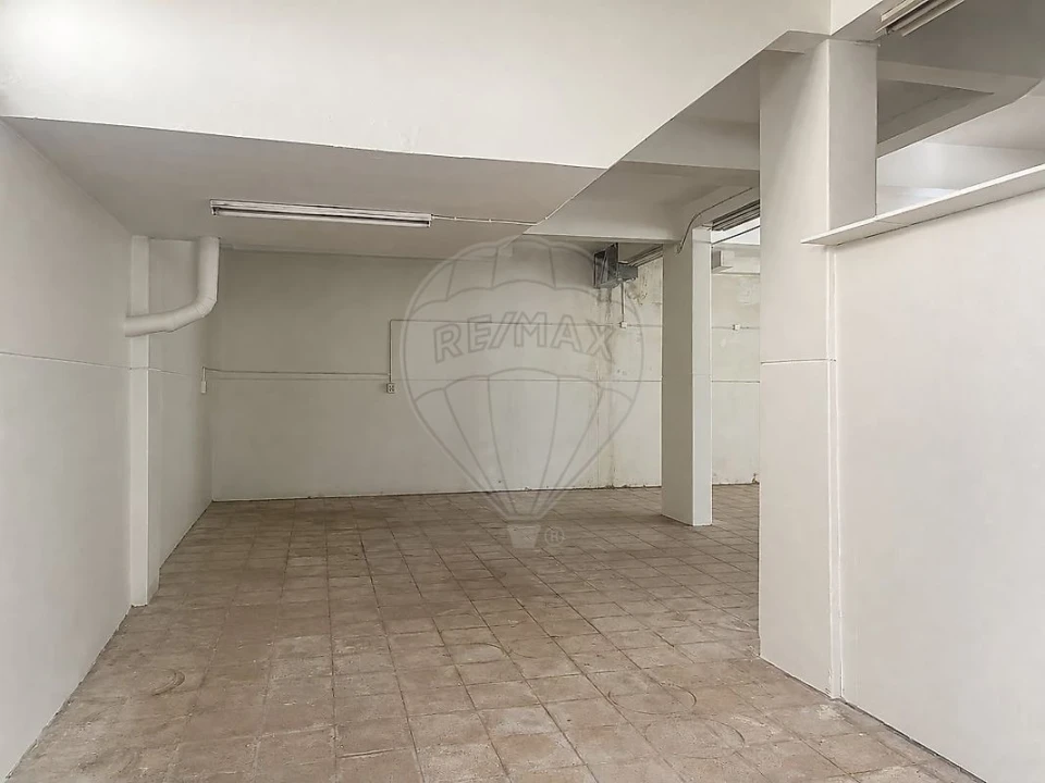 Armazém para Venda em Massamá e Monte Abraão Foto 1