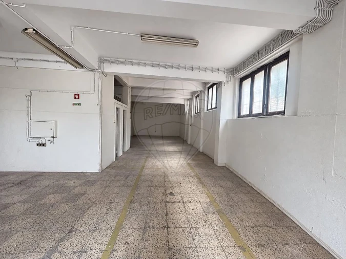 Armazém para Venda em Massamá e Monte Abraão Foto 3