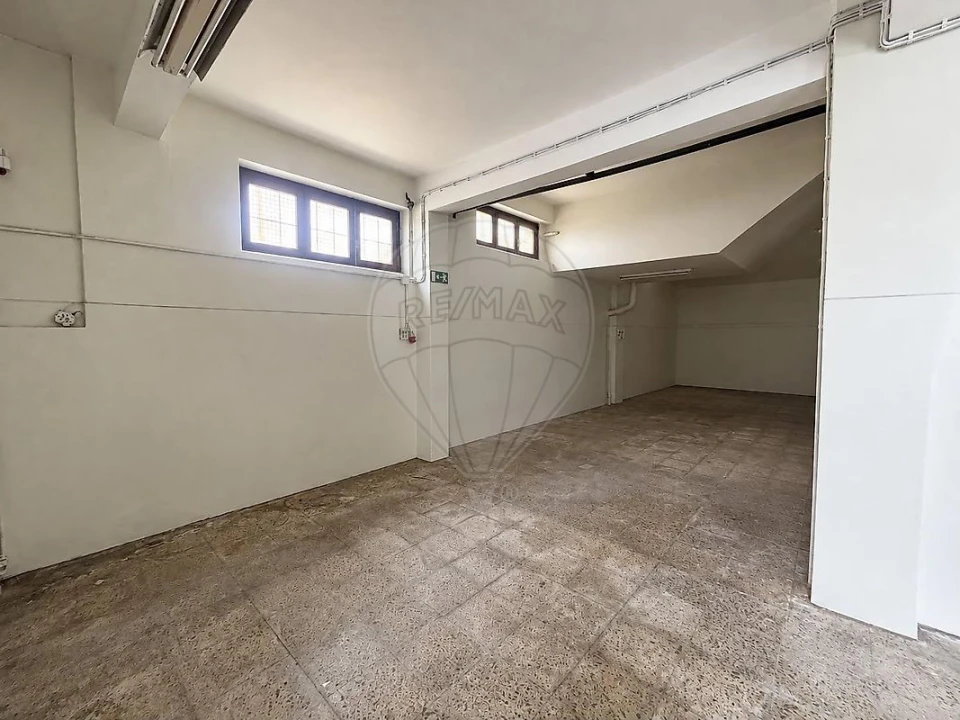 Armazém para Venda em Massamá e Monte Abraão Foto 2