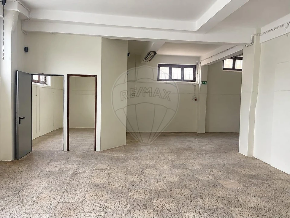 Armazém para Venda em Massamá e Monte Abraão Foto 5