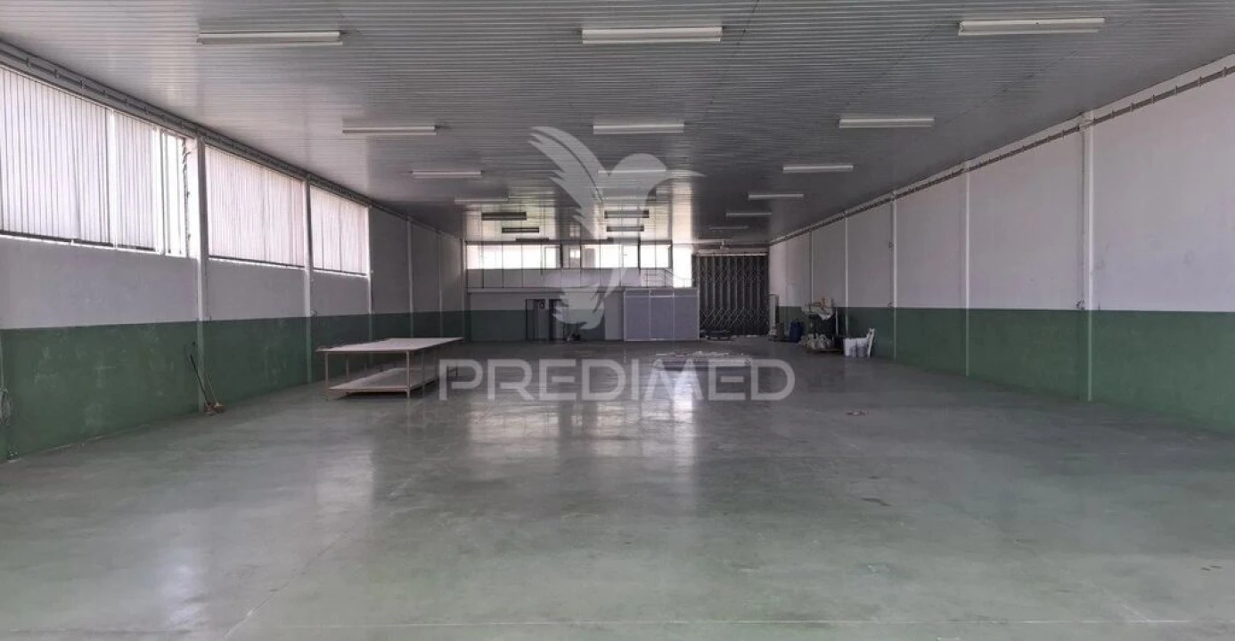 Armazém para Arrendamento em Candoso (São Martinho) Foto 8
