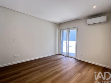 Apartamento T2 para Arrendamento em Santa Maria, São Pedro e Matacães