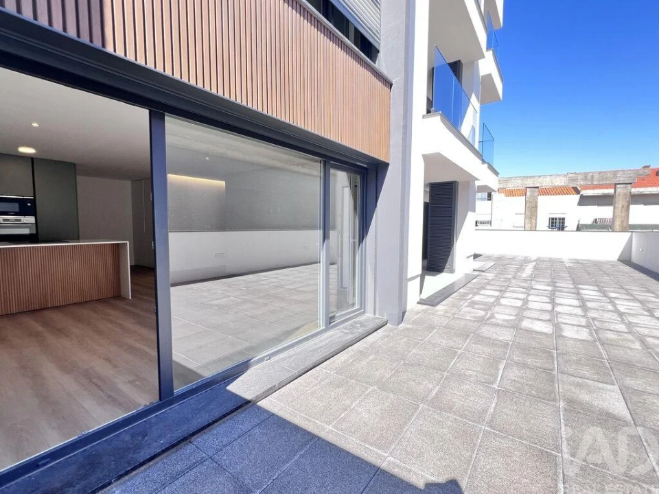 Apartamento T2 para Arrendamento em Santa Maria, São Pedro e Matacães Foto 21