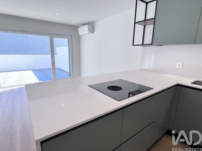 Apartamento T2 para Arrendamento em Santa Maria, São Pedro e Matacães Foto 23