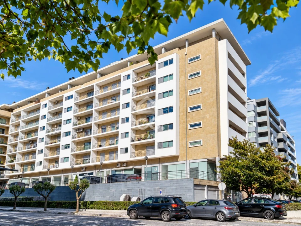 Apartamento T4 para Venda em Antas e Abade de Vermoim Foto 1