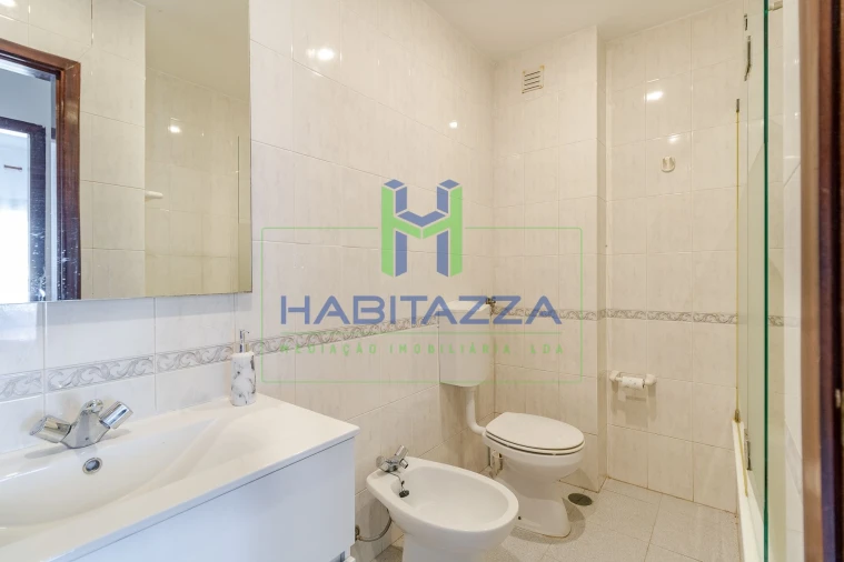 Apartamento T2 para Arrendamento em Estômbar e Parchal Foto 17