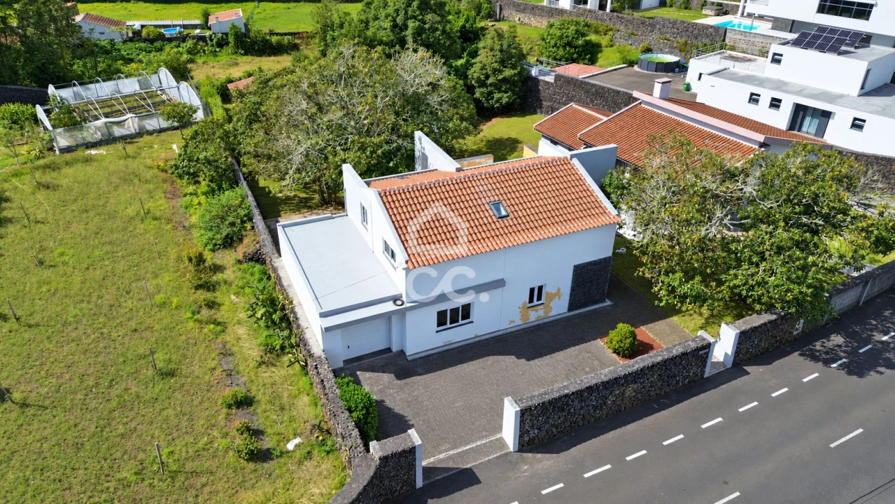 Moradia T4 para Venda em São Mateus da Calheta Foto 2