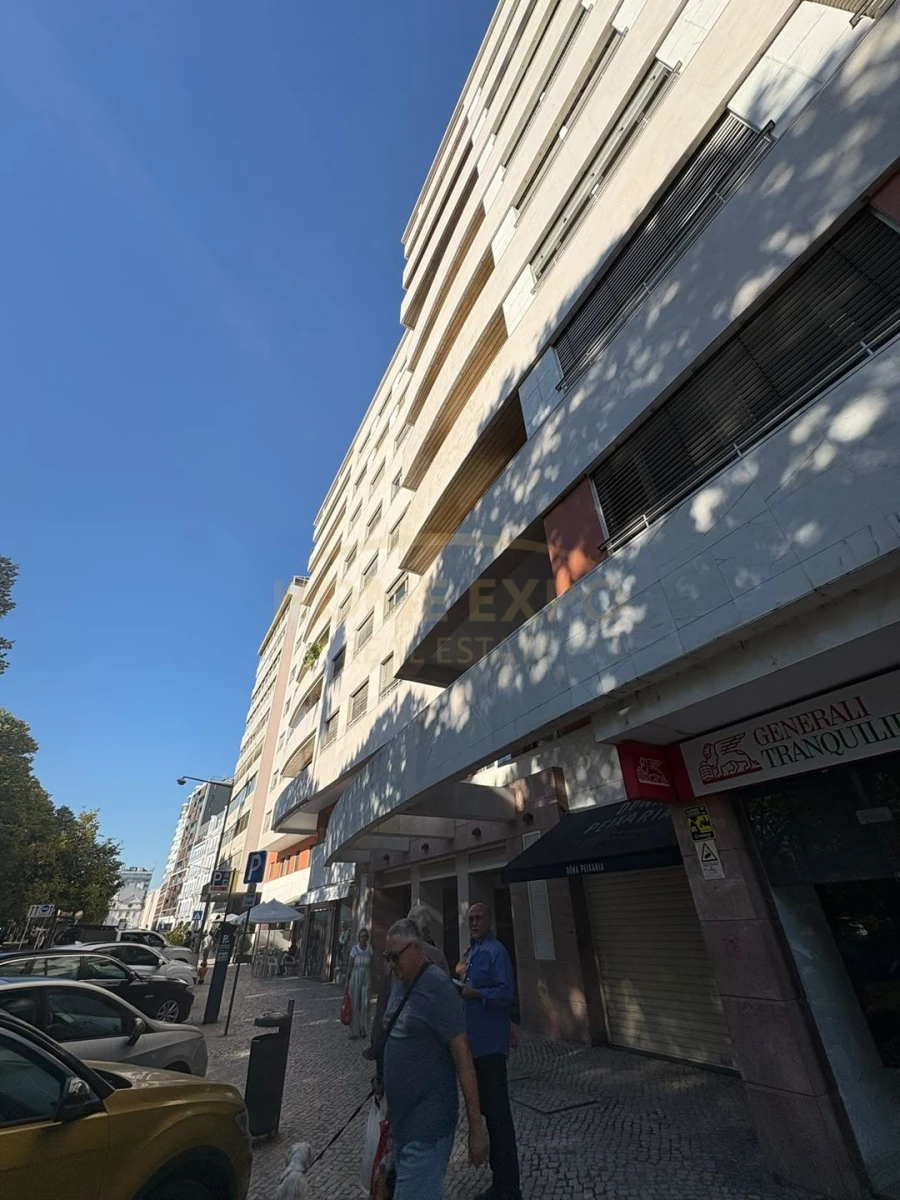 Apartamento T2 para Arrendamento em Alvalade Foto 4