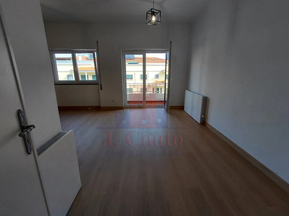 Apartamento T3 para Arrendamento em Nossa Senhora do Pópulo, Coto e São Gregório Foto 2