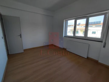 Apartamento T3 para Arrendamento em Nossa Senhora do Pópulo, Coto e São Gregório