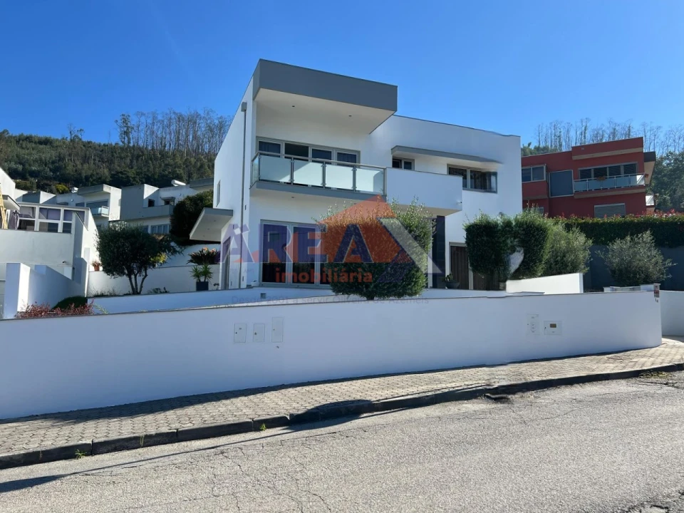 Moradia T4 para Venda em Branca Foto 3