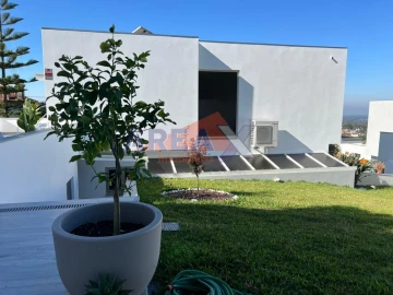 Moradia T4 para Venda em Branca