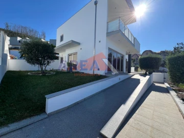 Moradia T4 para Venda em Branca