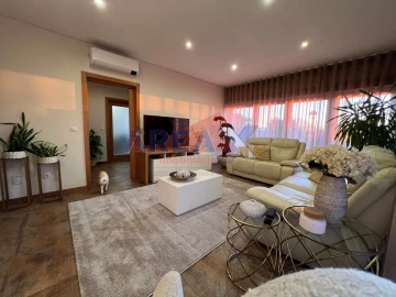 Moradia T4 para Venda em Branca