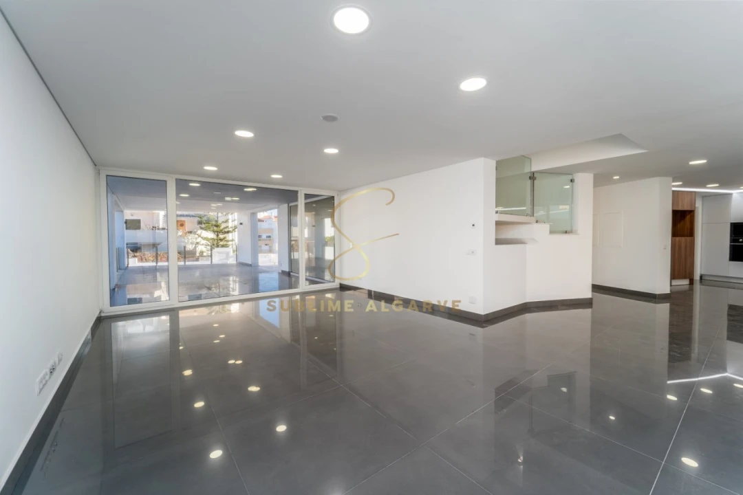 Moradia T5 para Venda em Lagos (São Sebastião e Santa Maria) Foto 4