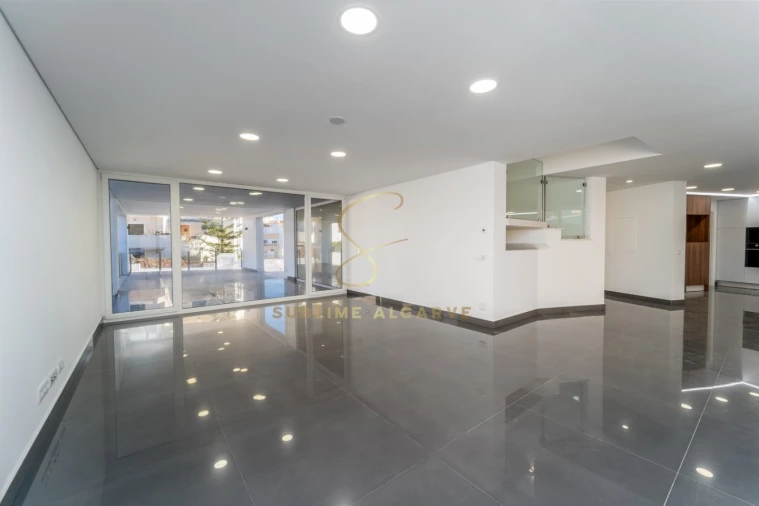 Moradia T5 para Venda em Lagos (São Sebastião e Santa Maria) Foto 4