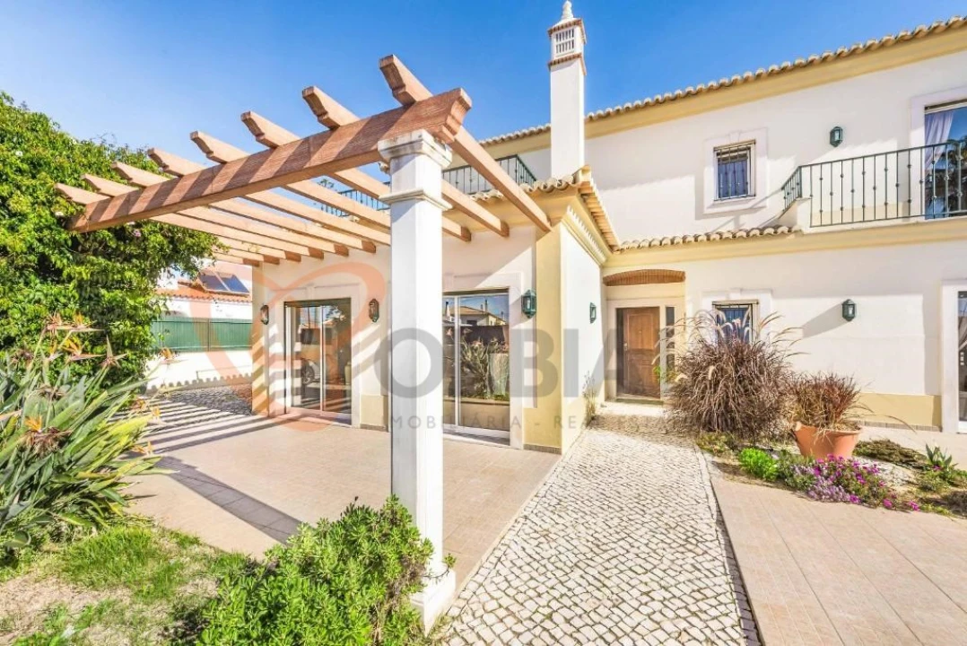 Moradia T4 para Venda em Guia Foto 1