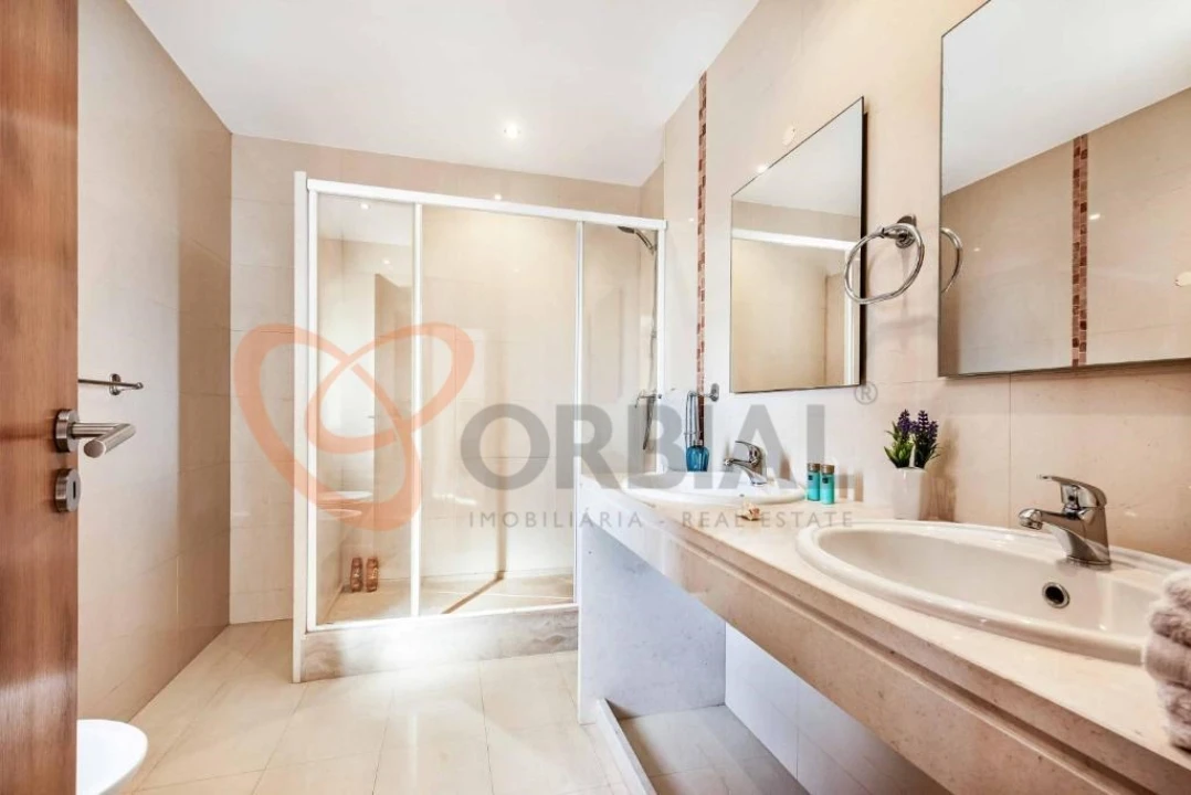 Moradia T4 para Venda em Guia Foto 19