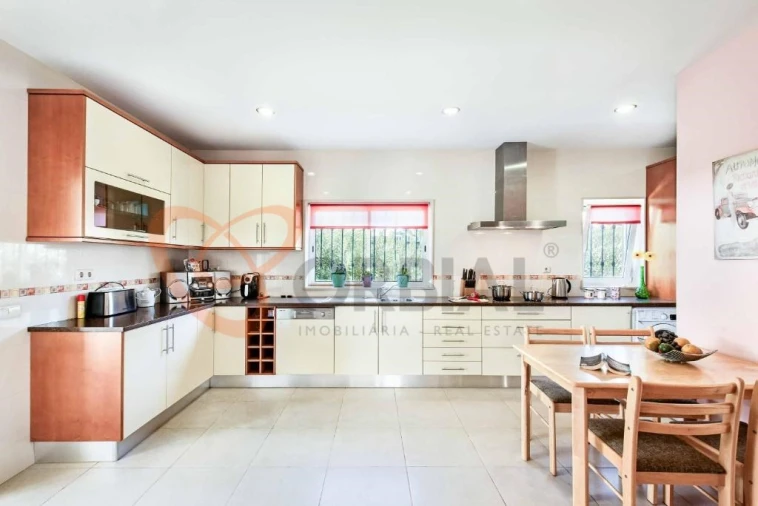 Moradia T4 para Venda em Guia Foto 5