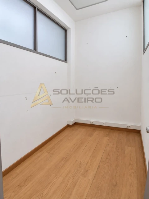 Loja para Arrendamento em Esgueira